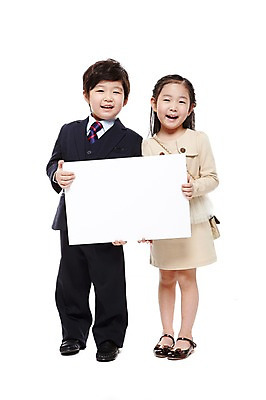 포토 JPG 스튜디오촬영 전신 라이프스타일 배너 여자 남자 어린이라이프 어린이 구두 가방 비즈니스 사각프레임 광고판 실내 서기 미소 웃음 들기 누끼 사람 동양인 정장 소녀 소년 두명 앞모습 친구 유치원 유치원생 한국인 핸드백 비즈니스맨 비즈니스우먼 알림 키즈비즈니스 어린이만 국내포토 잡화 옷 교육 뷰포인트 신발 관계 모션 프레임 알림판 표정 인종 내부 생활 사각형 직장인 판 파일형식