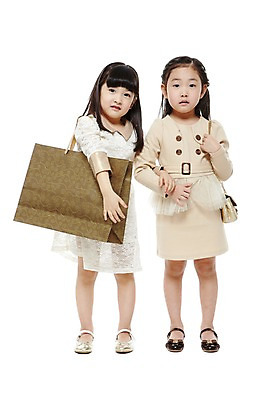 포토 JPG 스튜디오촬영 전신 라이프스타일 원피스 여자 어린이라이프 어린이 구두 가방 비즈니스 실내 서기 누끼 사람 동양인 정장 소녀 두명 앞모습 친구 쇼핑 치마 쇼핑백 팔짱 유치원 유치원생 한국인 핸드백 비즈니스우먼 키즈비즈니스 여자만 어린이만 소녀만 국내포토 잡화 옷 교육 뷰포인트 신발 관계 모션 하의 인종 내부 생활 직장인 파일형식