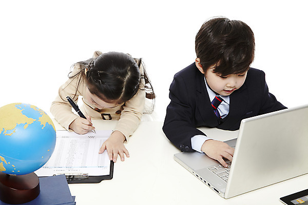 포토 JPG 스튜디오촬영 라이프스타일 응시 여자 남자 어린이라이프 어린이 비즈니스 실내 누끼 사람 동양인 정장 소녀 소년 상반신 두명 앞모습 친구 노트북 컴퓨터 펜 지구본 유치원 유치원생 한국인 웹서핑 기록 업무 비즈니스맨 비즈니스우먼 작업실 책상 문서 키즈비즈니스 서류판 어린이만 국내포토 시선 옷 교육 뷰포인트 가구 관계 인종 내부 생활 전자제품 필기구 사무용품 작업 직장인 파일형식