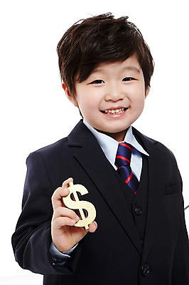 포토 JPG 스튜디오촬영 문자 라이프스타일 기호 남자 어린이라이프 어린이 돈 비즈니스 실내 한명 미소 웃음 들기 누끼 사람 동양인 정장 소년 상반신 금융 경제 달러 유치원 유치원생 한국인 비즈니스맨 화폐기호 키즈비즈니스 남자만 남자한명만 어린이만 소년만 소년한명만 국내포토 1 옷 교육 모션 표정 인종 내부 생활 직장인 재산 화폐 파일형식