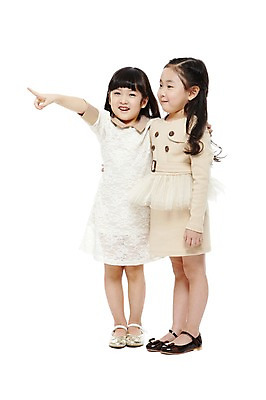 포토 JPG 스튜디오촬영 전신 라이프스타일 원피스 여자 어린이라이프 어린이 구두 비즈니스 모션 어깨동무 실내 서기 미소 웃음 누끼 사람 동양인 정장 손짓 소녀 두명 앞모습 친구 치마 유치원 유치원생 한국인 가리킴 비즈니스우먼 지시 키즈비즈니스 여자만 어린이만 소녀만 국내포토 옷 교육 뷰포인트 포즈 신발 관계 하의 표정 인종 내부 생활 직장인 파일형식