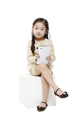 포토 JPG 스튜디오촬영 전신 라이프스타일 긴머리 여자 어린이라이프 어린이 구두 비즈니스 실내 한명 들기 누끼 사람 앉기 동양인 정장 소녀 앞모습 치마 태블릿 유치원 유치원생 한국인 다리꼬기 웹서핑 비즈니스우먼 키즈비즈니스 여자만 여자한명만 어린이만 소녀만 소녀한명만 국내포토 1 헤어스타일 옷 교육 뷰포인트 신발 모션 하의 인종 내부 생활 전자제품 스마트기기 직장인 파일형식