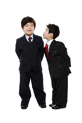 포토 JPG 스튜디오촬영 전신 라이프스타일 남자 어린이라이프 어린이 비즈니스 실내 서기 미소 웃음 누끼 사람 동양인 정장 소년 두명 앞모습 옆모습 친구 유치원 유치원생 한국인 비즈니스맨 뒷짐 키즈비즈니스 남자만 어린이만 소년만 국내포토 옷 교육 뷰포인트 관계 모션 표정 인종 내부 생활 직장인 파일형식