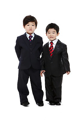 포토 JPG 스튜디오촬영 전신 라이프스타일 남자 어린이라이프 어린이 비즈니스 실내 서기 미소 웃음 누끼 사람 동양인 정장 소년 두명 앞모습 친구 유치원 유치원생 한국인 비즈니스맨 키즈비즈니스 남자만 어린이만 소년만 국내포토 옷 교육 뷰포인트 관계 모션 표정 인종 내부 생활 직장인 파일형식