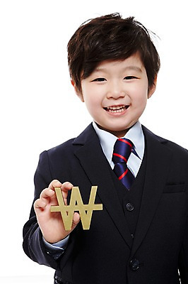 포토 JPG 스튜디오촬영 문자 라이프스타일 기호 남자 어린이라이프 어린이 돈 비즈니스 실내 한명 미소 웃음 들기 누끼 사람 동양인 정장 소년 상반신 앞모습 금융 경제 유치원 유치원생 한국인 비즈니스맨 원화 화폐기호 키즈비즈니스 남자만 남자한명만 어린이만 소년만 소년한명만 국내포토 1 옷 교육 뷰포인트 모션 표정 인종 내부 생활 직장인 재산 화폐 파일형식