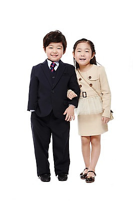 포토 JPG 스튜디오촬영 전신 라이프스타일 커플 여자 남자 어린이라이프 어린이 한쌍 구두 가방 비즈니스 실내 서기 미소 웃음 누끼 사람 동양인 정장 소녀 소년 두명 앞모습 친구 팔짱 유치원 유치원생 한국인 핸드백 비즈니스맨 비즈니스우먼 키즈비즈니스 어린이만 국내포토 잡화 옷 교육 뷰포인트 신발 관계 모션 표정 인종 내부 생활 직장인 파일형식