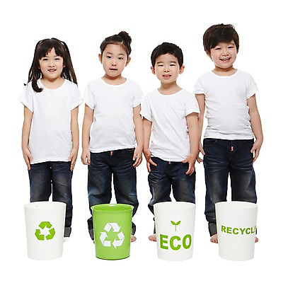 포토 JPG 스튜디오촬영 전신 라이프스타일 여자 남자 어린이라이프 어린이 캠페인 자연 실내 서기 미소 웃음 누끼 사람 동양인 소녀 소년 여러명 앞모습 친구 자연보호 환경 그린캠페인 유치원 재활용 유치원생 한국인 반팔티셔츠 쓰레기통 청바지 보호 에코 친환경 분리수거 분리수거함 어린이만 그린슈머 국내포토 교육 뷰포인트 다수 컨셉 티셔츠 바지 관계 모션 표정 인종 내부 생활 생태계 수거함 파일형식