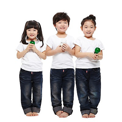 포토 JPG 스튜디오촬영 전신 라이프스타일 여자 남자 어린이라이프 어린이 캠페인 전구 맨발 자연 실내 서기 미소 웃음 들기 누끼 사람 동양인 소녀 소년 앞모습 세명 친구 자연보호 환경 그린캠페인 유치원 재활용 유치원생 한국인 에너지 반팔티셔츠 청바지 그린에너지 보호 전기에너지 에코 친환경 어린이만 그린슈머 국내포토 교육 뷰포인트 컨셉 티셔츠 바지 관계 모션 발 표정 인종 내부 생활 생태계 파일형식
