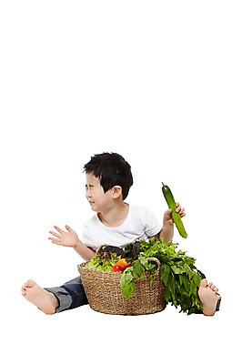 포토 JPG 스튜디오촬영 전신 라이프스타일 웰빙 남자 어린이라이프 어린이 음식 채소 맨발 자연 오이 파프리카 실내 건강 한명 들기 누끼 사람 앉기 동양인 소년 앞모습 농작물 바구니 소쿠리 환경 눈감음 유치원 유치원생 한국인 반팔티셔츠 청바지 찡그림 상추 친환경 유기농 채식 남자만 남자한명만 어린이만 소년만 소년한명만 국내포토 1 교육 뷰포인트 티셔츠 농업 바지 모션 발 표정 인종 내부 생활 생태계 파일형식