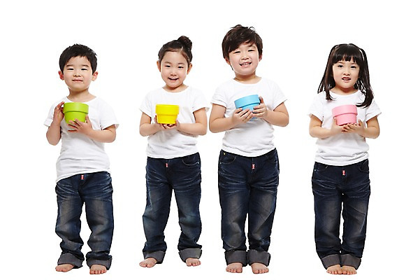 포토 JPG 스튜디오촬영 전신 라이프스타일 여자 남자 어린이라이프 화분 어린이 캠페인 맨발 자연 실내 서기 미소 웃음 들기 누끼 사람 동양인 소녀 소년 여러명 앞모습 친구 자연보호 환경 그린캠페인 유치원 유치원생 한국인 반팔티셔츠 청바지 보호 친환경 원예 나무심기 어린이만 국내포토 교육 뷰포인트 다수 컨셉 티셔츠 바지 관계 모션 발 표정 인종 취미 내부 생활 생태계 심기 파일형식