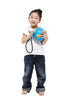 포토 JPG 스튜디오촬영 전신 라이프스타일 여자 어린이라이프 지구 어린이 캠페인 청진기 맨발 자연 실내 한명 서기 미소 웃음 들기 누끼 사람 동양인 소녀 앞모습 지구본 자연보호 환경 그린캠페인 유치원 유치원생 진료 한국인 반팔티셔츠 청바지 환경오염 오염 보호 환경보전 친환경 여자만 여자한명만 어린이만 소녀만 소녀한명만 국내포토 1 교육 뷰포인트 컨셉 티셔츠 바지 의학 의료기기 모션 발 표정 인종 내부 생활 사회이슈 생태계 파일형식