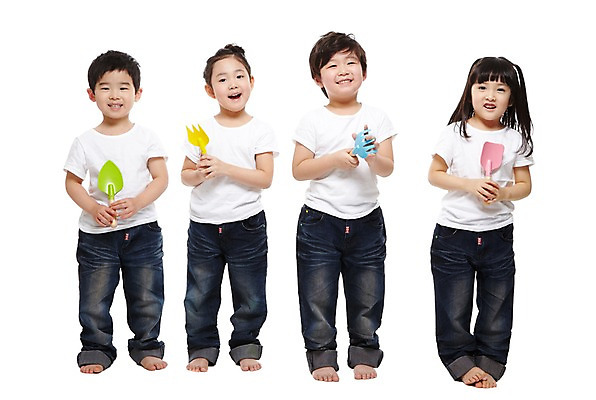 포토 JPG 스튜디오촬영 전신 라이프스타일 여자 남자 어린이라이프 어린이 캠페인 맨발 자연 실내 서기 미소 웃음 들기 누끼 사람 동양인 소녀 소년 여러명 앞모습 친구 자연보호 환경 그린캠페인 유치원 유치원생 한국인 반팔티셔츠 공구 청바지 보호 모종삽 삽 친환경 원예 나무심기 어린이만 국내포토 교육 뷰포인트 다수 컨셉 티셔츠 바지 관계 모션 발 표정 인종 취미 내부 생활 도구 생태계 심기 파일형식