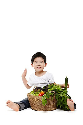 포토 JPG 스튜디오촬영 전신 라이프스타일 웰빙 남자 어린이라이프 어린이 음식 채소 맨발 자연 오이 파프리카 실내 건강 한명 미소 웃음 들기 누끼 사람 앉기 동양인 소년 앞모습 농작물 바구니 소쿠리 환경 유치원 유치원생 한국인 반팔티셔츠 청바지 상추 친환경 유기농 채식 남자만 남자한명만 어린이만 소년만 소년한명만 국내포토 1 교육 뷰포인트 티셔츠 농업 바지 모션 발 표정 인종 내부 생활 생태계 파일형식