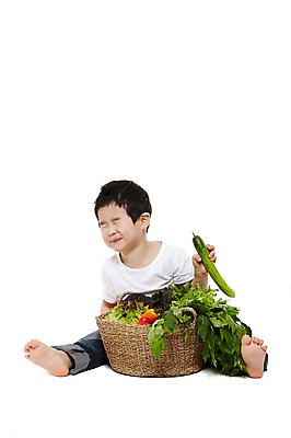 포토 JPG 스튜디오촬영 전신 라이프스타일 웰빙 남자 어린이라이프 어린이 음식 채소 맨발 자연 오이 파프리카 실내 건강 한명 들기 누끼 사람 앉기 동양인 소년 앞모습 농작물 바구니 소쿠리 환경 눈감음 유치원 유치원생 한국인 반팔티셔츠 청바지 찡그림 상추 친환경 유기농 채식 남자만 남자한명만 어린이만 소년만 소년한명만 국내포토 1 교육 뷰포인트 티셔츠 농업 바지 모션 발 표정 인종 내부 생활 생태계 파일형식