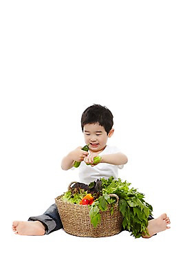 포토 JPG 스튜디오촬영 전신 라이프스타일 웰빙 남자 어린이라이프 어린이 음식 채소 맨발 자연 오이 파프리카 실내 건강 한명 들기 누끼 사람 앉기 동양인 소년 앞모습 농작물 바구니 소쿠리 환경 유치원 유치원생 한국인 반팔티셔츠 청바지 상추 친환경 유기농 채식 남자만 남자한명만 어린이만 소년만 소년한명만 국내포토 1 교육 뷰포인트 티셔츠 농업 바지 모션 발 인종 내부 생활 생태계 파일형식
