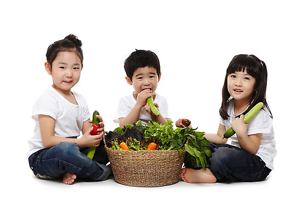 포토 JPG 스튜디오촬영 전신 라이프스타일 웰빙 여자 남자 어린이라이프 어린이 음식 채소 자연 오이 파프리카 실내 건강 미소 웃음 들기 누끼 사람 앉기 동양인 소녀 소년 세명 친구 농작물 바구니 소쿠리 환경 유치원 유치원생 한국인 반팔티셔츠 청바지 상추 먹기 친환경 유기농 채식 어린이만 국내포토 교육 티셔츠 농업 바지 관계 모션 표정 인종 내부 생활 생태계 파일형식