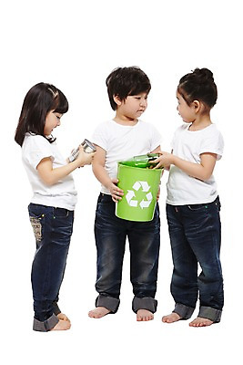 포토 JPG 스튜디오촬영 전신 라이프스타일 여자 남자 어린이라이프 어린이 캠페인 맨발 자연 실내 서기 들기 누끼 사람 동양인 소녀 소년 앞모습 옆모습 세명 친구 자연보호 환경 그린캠페인 유치원 재활용 유치원생 한국인 반팔티셔츠 쓰레기통 청바지 캔 보호 병 에코 친환경 분리수거 분리수거함 넣기 어린이만 그린슈머 국내포토 식기 교육 뷰포인트 컨셉 티셔츠 바지 관계 모션 발 인종 내부 생활 생태계 수거함 파일형식