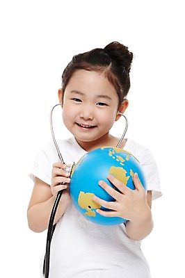 포토 JPG 스튜디오촬영 라이프스타일 여자 어린이라이프 지구 어린이 캠페인 청진기 자연 실내 한명 미소 웃음 들기 누끼 사람 동양인 소녀 상반신 앞모습 지구본 자연보호 환경 그린캠페인 유치원 유치원생 진료 한국인 반팔티셔츠 환경오염 오염 보호 환경보전 친환경 여자만 여자한명만 어린이만 소녀만 소녀한명만 국내포토 1 교육 뷰포인트 컨셉 티셔츠 의학 의료기기 모션 표정 인종 내부 생활 사회이슈 생태계 파일형식