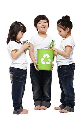 포토 JPG 스튜디오촬영 전신 라이프스타일 여자 남자 어린이라이프 어린이 캠페인 맨발 자연 실내 서기 미소 웃음 들기 누끼 사람 동양인 소녀 소년 앞모습 옆모습 세명 친구 자연보호 환경 그린캠페인 유치원 재활용 유치원생 한국인 반팔티셔츠 쓰레기통 청바지 캔 보호 병 에코 친환경 분리수거 분리수거함 넣기 어린이만 그린슈머 국내포토 식기 교육 뷰포인트 컨셉 티셔츠 바지 관계 모션 발 표정 인종 내부 생활 생태계 수거함 파일형식