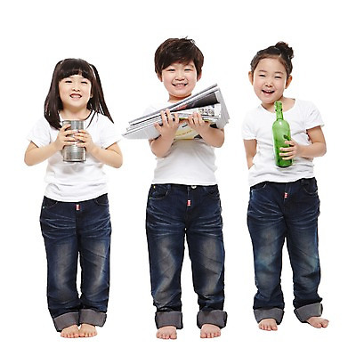 포토 JPG 스튜디오촬영 전신 라이프스타일 여자 남자 어린이라이프 어린이 캠페인 맨발 자연 유리병 실내 서기 미소 웃음 들기 누끼 사람 동양인 소녀 소년 앞모습 세명 친구 자연보호 환경 그린캠페인 유치원 재활용 유치원생 한국인 반팔티셔츠 청바지 신문 캔 보호 병 에코 친환경 분리수거 폐지 어린이만 그린슈머 국내포토 식기 교육 뷰포인트 컨셉 티셔츠 바지 관계 모션 발 병_용기 표정 인종 내부 생활 간행물 뉴스 생태계 파일형식
