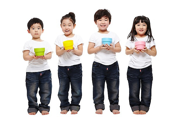 포토 JPG 스튜디오촬영 전신 라이프스타일 여자 남자 어린이라이프 어린이 캠페인 맨발 자연 실내 서기 미소 웃음 들기 누끼 사람 동양인 소녀 소년 여러명 앞모습 친구 자연보호 환경 그린캠페인 유치원 유치원생 한국인 반팔티셔츠 청바지 보호 친환경 원예 나무심기 어린이만 국내포토 교육 뷰포인트 다수 컨셉 티셔츠 바지 관계 모션 발 표정 인종 취미 내부 생활 생태계 심기 파일형식