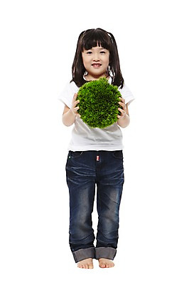 포토 JPG 스튜디오촬영 전신 라이프스타일 여자 어린이라이프 어린이 캠페인 맨발 자연 실내 한명 서기 미소 웃음 들기 누끼 사람 동양인 소녀 잔디 앞모습 자연보호 환경 그린캠페인 유치원 유치원생 한국인 반팔티셔츠 청바지 보호 친환경 잔디공 여자만 여자한명만 어린이만 소녀만 소녀한명만 국내포토 식물 1 교육 뷰포인트 컨셉 티셔츠 바지 공 모션 발 표정 인종 내부 생활 생태계 파일형식