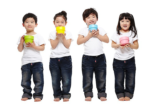 포토 JPG 스튜디오촬영 전신 라이프스타일 여자 남자 어린이라이프 화분 어린이 캠페인 맨발 자연 실내 서기 미소 웃음 들기 누끼 사람 동양인 소녀 소년 여러명 앞모습 친구 자연보호 환경 그린캠페인 유치원 유치원생 한국인 반팔티셔츠 청바지 보호 친환경 원예 나무심기 어린이만 국내포토 교육 뷰포인트 다수 컨셉 티셔츠 바지 관계 모션 발 표정 인종 취미 내부 생활 생태계 심기 파일형식