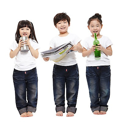 포토 JPG 스튜디오촬영 전신 라이프스타일 여자 남자 어린이라이프 어린이 캠페인 맨발 자연 유리병 실내 서기 미소 웃음 들기 누끼 사람 동양인 소녀 소년 앞모습 세명 친구 자연보호 환경 그린캠페인 유치원 재활용 유치원생 한국인 반팔티셔츠 청바지 신문 캔 보호 병 에코 친환경 분리수거 폐지 어린이만 그린슈머 국내포토 식기 교육 뷰포인트 컨셉 티셔츠 바지 관계 모션 발 병_용기 표정 인종 내부 생활 간행물 뉴스 생태계 파일형식