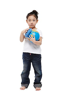 포토 JPG 스튜디오촬영 전신 라이프스타일 여자 어린이라이프 지구 어린이 캠페인 맨발 자연 실내 한명 서기 들기 누끼 사람 동양인 소녀 앞모습 지구본 자연보호 환경 그린캠페인 유치원 유치원생 한국인 반팔티셔츠 청바지 환경오염 오염 보호 환경보전 친환경 지구온난화 얼음주머니 여자만 여자한명만 어린이만 소녀만 소녀한명만 국내포토 1 교육 뷰포인트 컨셉 티셔츠 바지 모션 발 인종 내부 생활 주머니 사회이슈 생태계 기후변화 파일형식