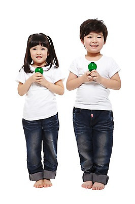 포토 JPG 스튜디오촬영 전신 라이프스타일 여자 남자 어린이라이프 어린이 캠페인 전구 맨발 자연 실내 서기 미소 웃음 들기 누끼 사람 동양인 소녀 소년 두명 앞모습 친구 자연보호 환경 그린캠페인 유치원 재활용 유치원생 한국인 에너지 반팔티셔츠 청바지 그린에너지 보호 전기에너지 에코 친환경 어린이만 그린슈머 국내포토 교육 뷰포인트 컨셉 티셔츠 바지 관계 모션 발 표정 인종 내부 생활 생태계 파일형식