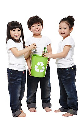 포토 JPG 스튜디오촬영 전신 라이프스타일 여자 남자 어린이라이프 어린이 캠페인 맨발 자연 실내 서기 미소 웃음 들기 누끼 사람 동양인 소녀 소년 앞모습 옆모습 세명 친구 자연보호 환경 그린캠페인 유치원 재활용 유치원생 한국인 반팔티셔츠 쓰레기통 청바지 캔 보호 병 에코 친환경 분리수거 분리수거함 넣기 어린이만 그린슈머 국내포토 식기 교육 뷰포인트 컨셉 티셔츠 바지 관계 모션 발 표정 인종 내부 생활 생태계 수거함 파일형식