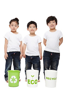 포토 JPG 스튜디오촬영 전신 라이프스타일 여자 남자 어린이라이프 어린이 캠페인 자연 실내 서기 미소 웃음 누끼 사람 동양인 소녀 소년 앞모습 세명 친구 자연보호 환경 그린캠페인 유치원 재활용 유치원생 한국인 반팔티셔츠 쓰레기통 청바지 보호 에코 친환경 분리수거 분리수거함 어린이만 그린슈머 국내포토 교육 뷰포인트 컨셉 티셔츠 바지 관계 모션 표정 인종 내부 생활 생태계 수거함 파일형식