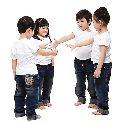 포토 JPG 스튜디오촬영 전신 라이프스타일 여자 남자 어린이라이프 어린이 맨발 놀이 실내 서기 미소 웃음 누끼 사람 동양인 소녀 소년 여러명 친구 경쟁 유치원 유치원생 한국인 반팔티셔츠 청바지 가위바위보 어린이만 국내포토 교육 다수 컨셉 티셔츠 바지 관계 모션 발 표정 인종 내부 생활 파일형식