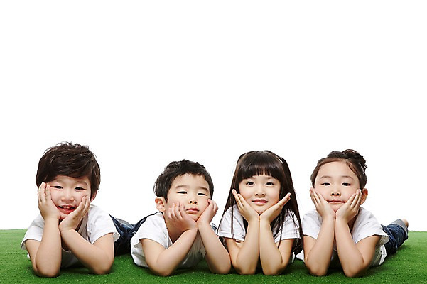 포토 JPG 스튜디오촬영 라이프스타일 여자 남자 어린이라이프 어린이 엎드리기 놀이 실내 미소 웃음 누끼 사람 동양인 소녀 소년 잔디 여러명 앞모습 친구 눕기 턱괴기 유치원 유치원생 한국인 반팔티셔츠 어린이만 국내포토 식물 교육 뷰포인트 다수 티셔츠 관계 모션 표정 인종 내부 생활 파일형식