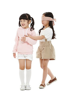 포토 JPG 스튜디오촬영 전신 라이프스타일 여자 어린이라이프 어린이 놀이 실내 서기 미소 웃음 누끼 사람 동양인 소녀 두명 앞모습 옆모습 친구 유치원 유치원생 한국인 눈가림 즐거움 눈가리개 술래 술래잡기 여자만 어린이만 소녀만 국내포토 교육 감정 뷰포인트 관계 모션 표정 인종 내부 생활 가림 파일형식