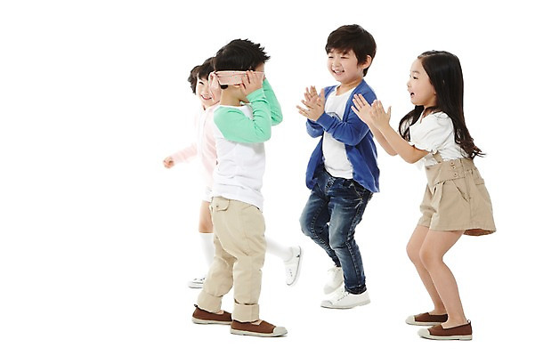 포토 JPG 스튜디오촬영 전신 라이프스타일 여자 남자 어린이라이프 어린이 놀이 실내 서기 미소 웃음 누끼 사람 동양인 소녀 소년 여러명 옆모습 친구 유치원 유치원생 한국인 눈가림 즐거움 눈가리개 술래 술래잡기 어린이만 국내포토 교육 감정 뷰포인트 다수 관계 모션 표정 인종 내부 생활 가림 파일형식