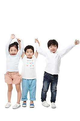 포토 JPG 스튜디오촬영 전신 라이프스타일 여자 남자 어린이라이프 어린이 포즈 모션 놀이 실내 서기 미소 웃음 누끼 사람 동양인 소녀 소년 앞모습 세명 친구 손들기 손잡기 유치원 유치원생 만세 한국인 어린이만 국내포토 교육 뷰포인트 관계 표정 인종 내부 생활 파일형식