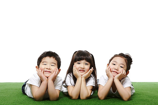 포토 JPG 스튜디오촬영 라이프스타일 여자 남자 어린이라이프 어린이 엎드리기 놀이 실내 미소 웃음 누끼 사람 동양인 소녀 소년 잔디 앞모습 세명 친구 눕기 턱괴기 유치원 유치원생 한국인 반팔티셔츠 어린이만 국내포토 식물 교육 뷰포인트 티셔츠 관계 모션 표정 인종 내부 생활 파일형식