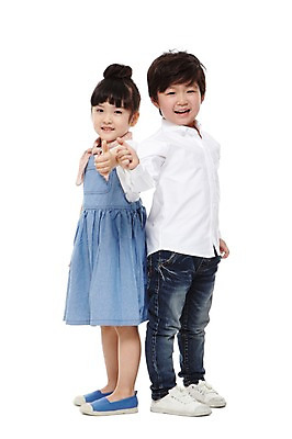 포토 JPG 스튜디오촬영 전신 라이프스타일 여자 남자 어린이라이프 어린이 모션 실내 서기 미소 웃음 누끼 사람 동양인 손짓 소녀 소년 두명 옆모습 친구 유치원 유치원생 한국인 등맞대기 최고 만족 어린이만 국내포토 교육 감정 뷰포인트 관계 표정 인종 내부 생활 파일형식