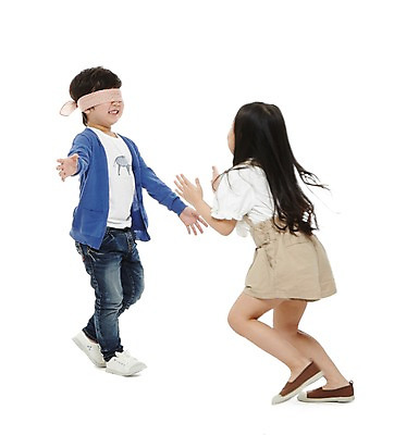 포토 JPG 스튜디오촬영 전신 라이프스타일 여자 남자 어린이라이프 어린이 놀이 실내 서기 미소 웃음 누끼 사람 동양인 소녀 소년 두명 옆모습 친구 유치원 유치원생 한국인 눈가림 즐거움 눈가리개 술래 술래잡기 어린이만 국내포토 교육 감정 뷰포인트 관계 모션 표정 인종 내부 생활 가림 파일형식