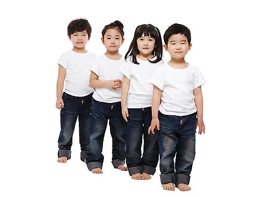 포토 JPG 스튜디오촬영 전신 라이프스타일 여자 남자 어린이라이프 어린이 모션 맨발 놀이 실내 서기 미소 웃음 누끼 사람 동양인 소녀 소년 여러명 앞모습 유치원 유치원생 한국인 반팔티셔츠 청바지 줄서기 어린이만 국내포토 교육 뷰포인트 다수 티셔츠 바지 발 표정 인종 내부 생활 파일형식