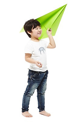 포토 JPG 스튜디오촬영 전신 라이프스타일 응시 남자 어린이라이프 어린이 맨발 놀이 실내 한명 서기 미소 웃음 들기 누끼 사람 동양인 소년 옆모습 장난감 놀이용품 유치원 유치원생 한국인 반팔티셔츠 청바지 비행 종이비행기 비행기놀이 남자만 남자한명만 어린이만 소년만 소년한명만 국내포토 1 시선 교육 뷰포인트 티셔츠 바지 모션 발 표정 인종 내부 생활 오브젝트 종이접기 파일형식