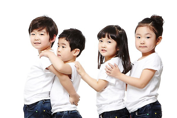 포토 JPG 스튜디오촬영 라이프스타일 여자 남자 어린이라이프 어린이 모션 놀이 실내 서기 미소 웃음 누끼 사람 동양인 소녀 소년 여러명 상반신 옆모습 유치원 유치원생 한국인 반팔티셔츠 청바지 줄서기 어린이만 국내포토 교육 뷰포인트 다수 티셔츠 바지 표정 인종 내부 생활 파일형식