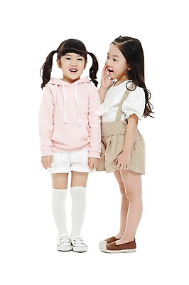 포토 JPG 스튜디오촬영 전신 라이프스타일 여자 어린이라이프 어린이 놀이 실내 서기 미소 웃음 누끼 사람 동양인 소녀 두명 앞모습 옆모습 친구 유치원 유치원생 한국인 비밀 귓속말 여자만 어린이만 소녀만 국내포토 교육 뷰포인트 컨셉 관계 모션 표정 인종 내부 생활 파일형식