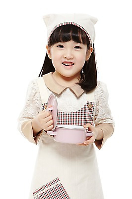 포토 JPG 스튜디오촬영 라이프스타일 여자 어린이라이프 어린이 놀이 주방용품 실내 두건 요리 한명 미소 웃음 들기 누끼 사람 동양인 소녀 상반신 앞모습 앞치마 유치원 유치원생 한국인 솥 냄비 소꿉놀이 소꿉장난 여자만 여자한명만 어린이만 소녀만 소녀한명만 국내포토 1 교육 뷰포인트 생활용품 모션 표정 인종 내부 생활 파일형식