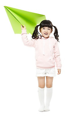 포토 JPG 스튜디오촬영 전신 라이프스타일 여자 어린이라이프 어린이 반바지 놀이 양갈래머리 실내 한명 서기 미소 웃음 들기 누끼 사람 동양인 소녀 앞모습 장난감 놀이용품 유치원 유치원생 한국인 비행 니삭스 종이비행기 비행기놀이 여자만 여자한명만 어린이만 소녀만 소녀한명만 국내포토 1 헤어스타일 교육 뷰포인트 바지 모션 양말 표정 인종 내부 생활 오브젝트 종이접기 파일형식