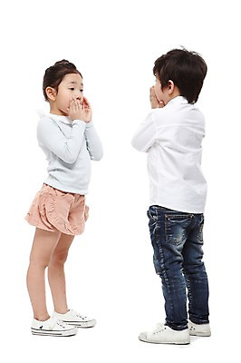 포토 JPG 스튜디오촬영 전신 라이프스타일 여자 남자 어린이라이프 어린이 모션 놀이 실내 서기 누끼 사람 동양인 손짓 소녀 소년 두명 옆모습 친구 마주보기 유치원 유치원생 한국인 어린이만 국내포토 교육 뷰포인트 관계 인종 내부 생활 파일형식