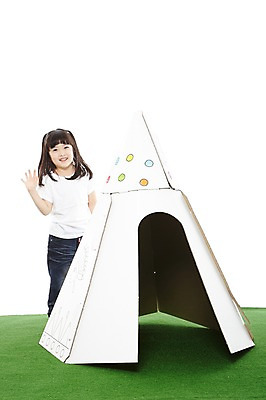 포토 JPG 스튜디오촬영 라이프스타일 여자 어린이라이프 어린이 놀이 실내 한명 서기 미소 웃음 누끼 사람 동양인 소녀 잔디 앞모습 유치원 유치원생 한국인 인디언집 여자만 여자한명만 어린이만 소녀만 소녀한명만 국내포토 식물 1 교육 뷰포인트 모션 표정 인종 내부 생활 파일형식