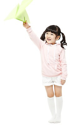 포토 JPG 스튜디오촬영 전신 라이프스타일 응시 여자 어린이라이프 어린이 반바지 놀이 양갈래머리 실내 한명 서기 미소 웃음 들기 누끼 사람 동양인 소녀 앞모습 장난감 놀이용품 유치원 유치원생 한국인 비행 니삭스 종이비행기 비행기놀이 여자만 여자한명만 어린이만 소녀만 소녀한명만 국내포토 1 헤어스타일 시선 교육 뷰포인트 바지 모션 양말 표정 인종 내부 생활 오브젝트 종이접기 파일형식