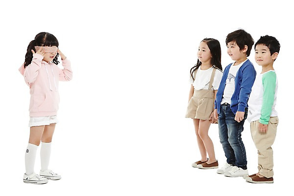 포토 JPG 스튜디오촬영 전신 라이프스타일 여자 남자 어린이라이프 어린이 놀이 실내 서기 미소 웃음 누끼 사람 동양인 소녀 소년 여러명 옆모습 친구 유치원 유치원생 한국인 눈가림 즐거움 눈가리개 술래 술래잡기 어린이만 국내포토 교육 감정 뷰포인트 다수 관계 모션 표정 인종 내부 생활 가림 파일형식